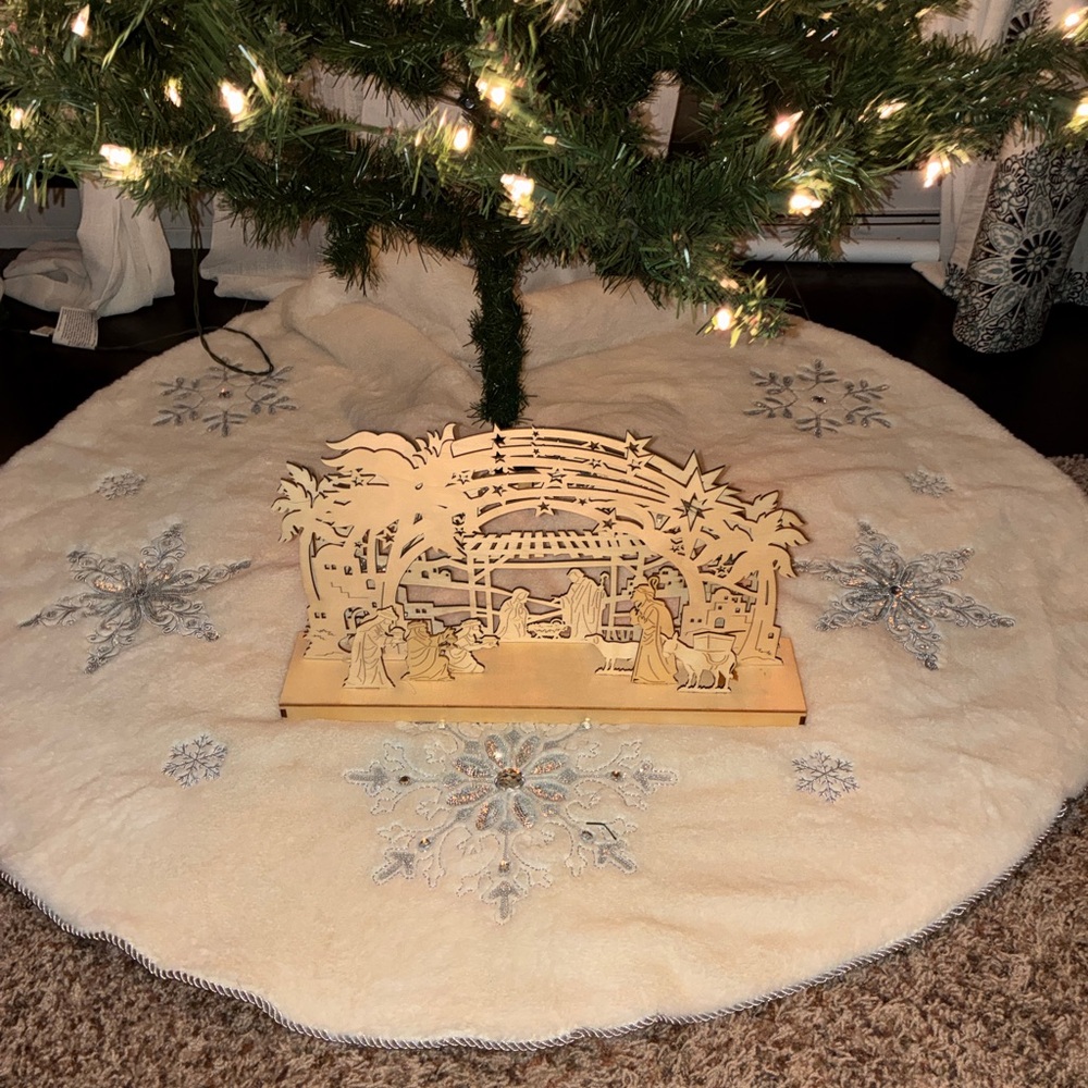 Elegant Cream and Silver Snowflake Tree Skirt 48”x48” Great condition.